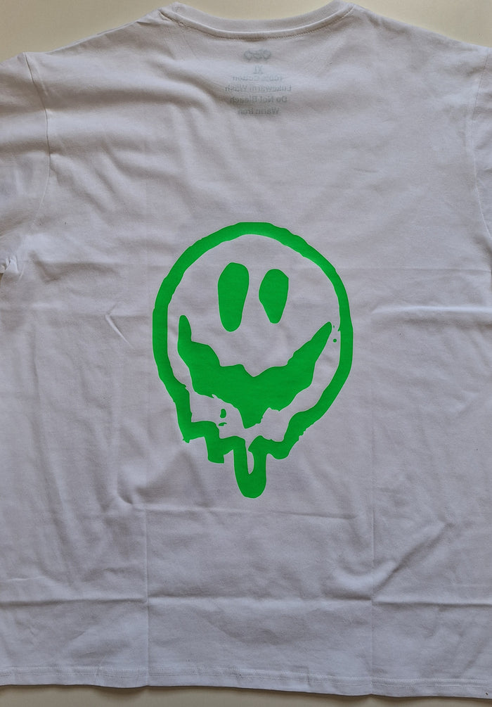 “Stay Wavy” Alien Graphic Tee – White Edition 👽 - Catch Body Customs